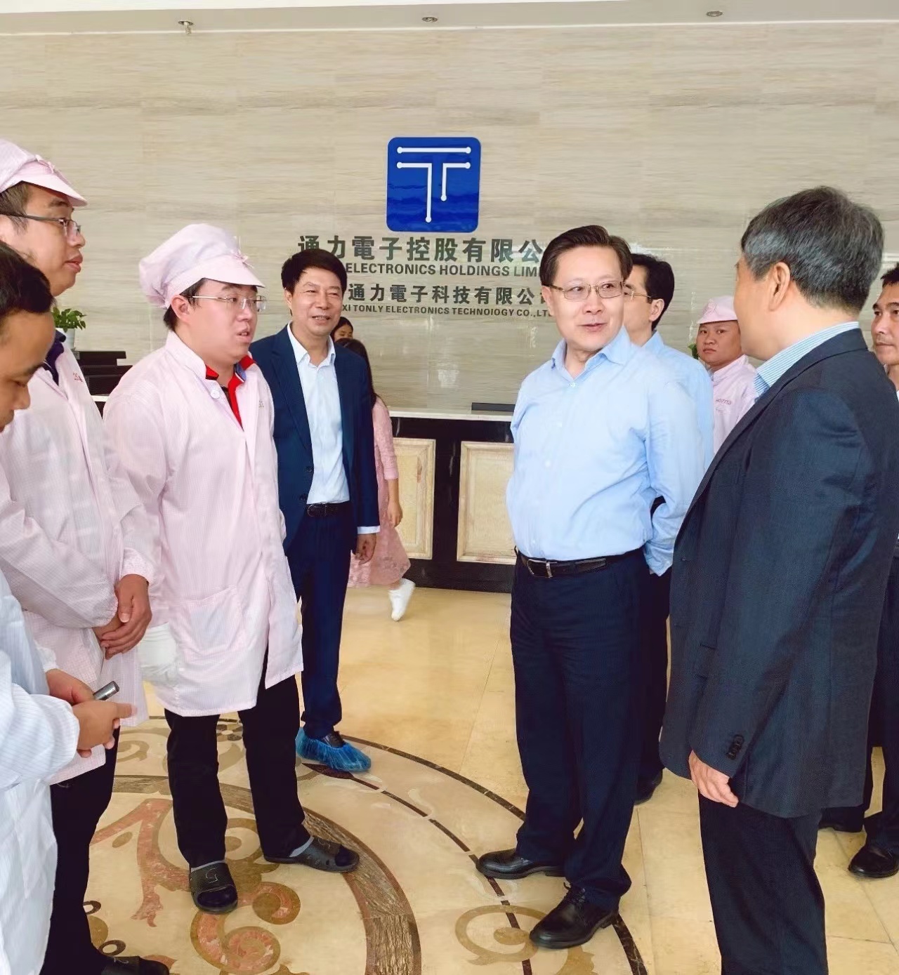 第十三届全国人大常委会副委员长一行莅临广西J9国际集团视察指导